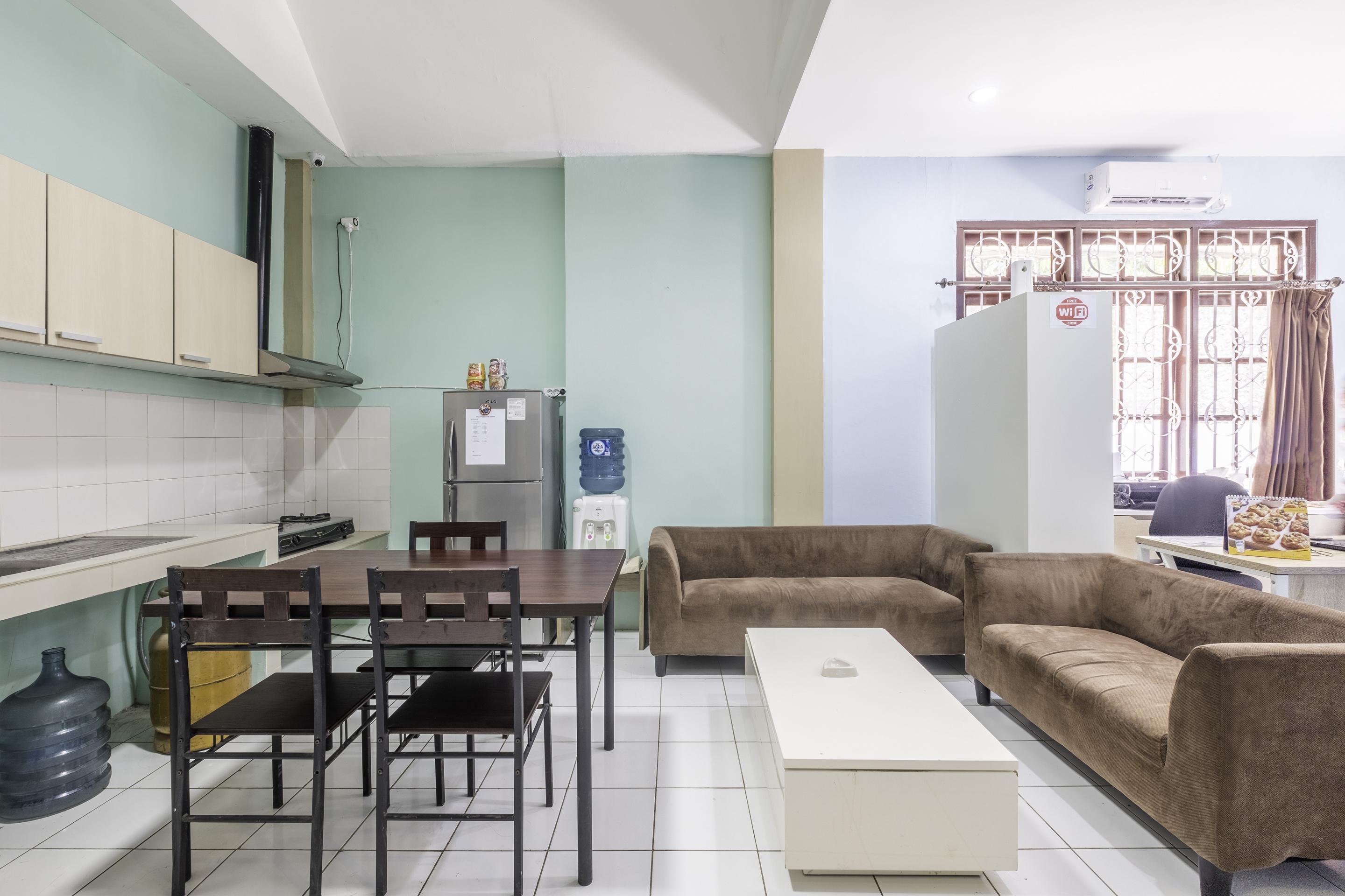 Super Oyo 1568 Stasiun Ka Cirebon Guest House Екстериор снимка