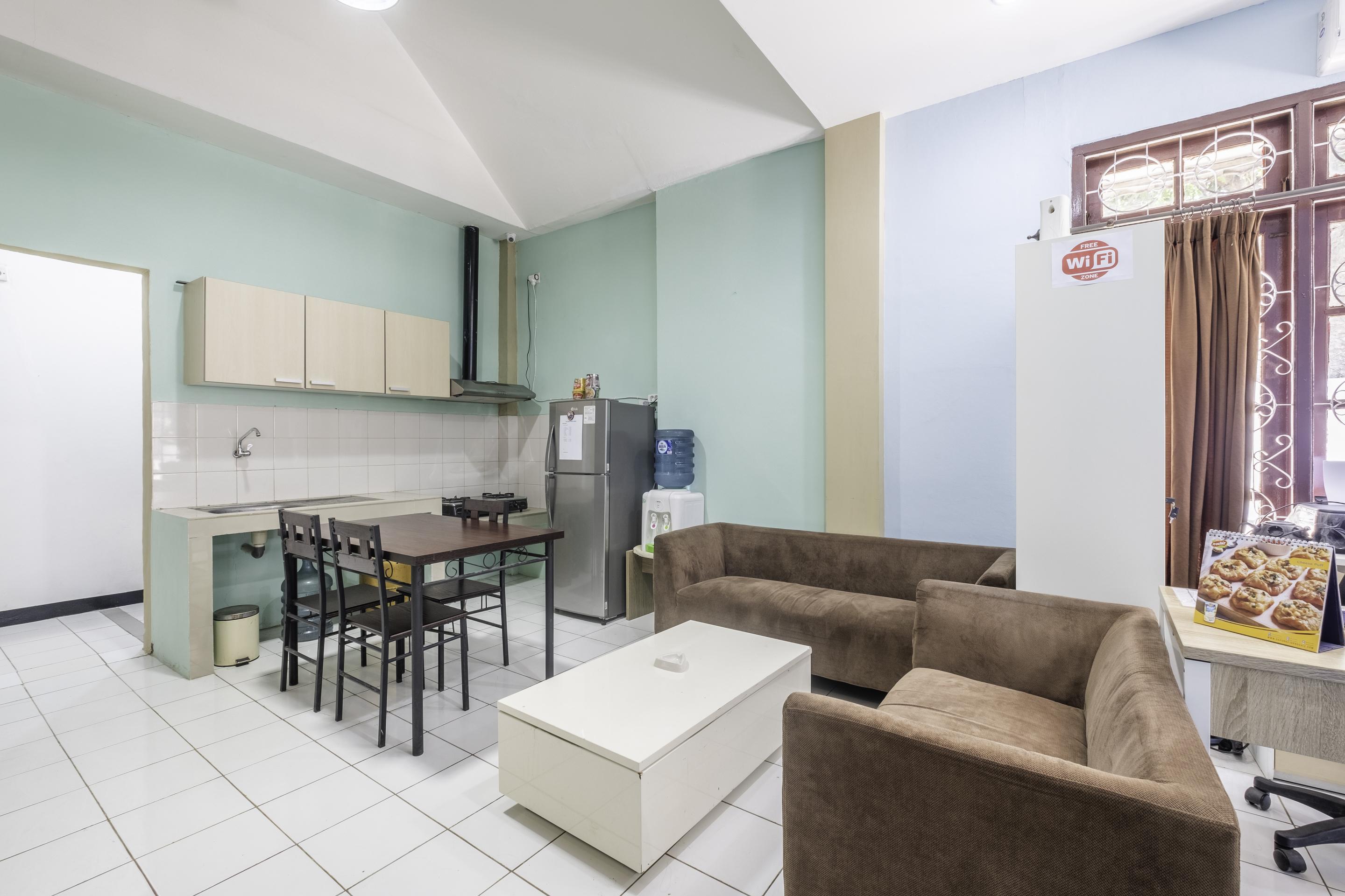 Super Oyo 1568 Stasiun Ka Cirebon Guest House Екстериор снимка